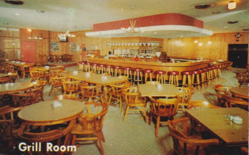 Hillcrest Country Club - Vintage Postcard